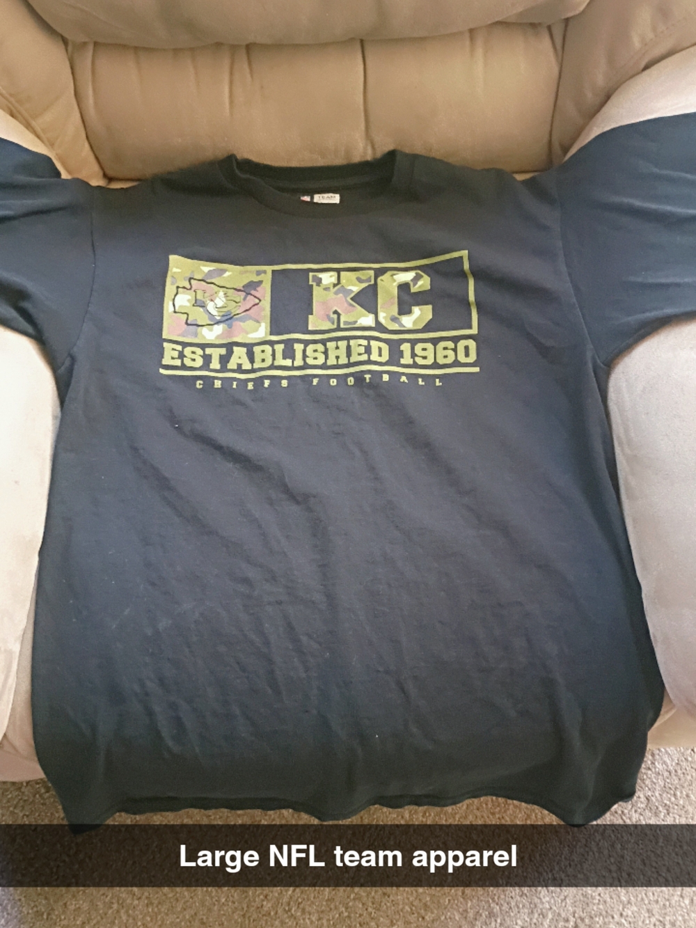 :
NFL Team Apparel Kansas City Chiefs Camo Graphic T-Shirt - Men's Large
